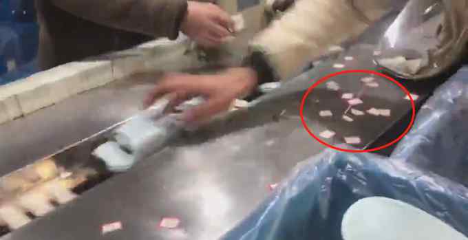 宁波一鞋厂组装工人往鞋里塞“小广告” 网友“求”曝光竟为购买？