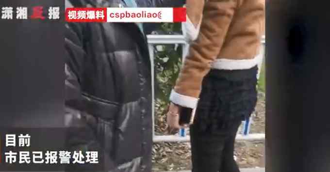 女子踢飞乞讨老人饭碗 被路人教训：凭什么把老人不当人？