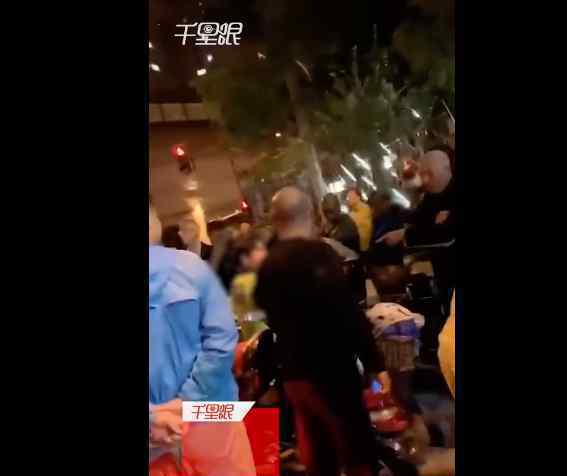 两男子冒充警察被市民围堵揭穿 大爷一句话引起爆笑