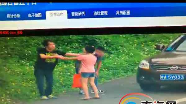 一男一女高速公路应急车道上大打出手