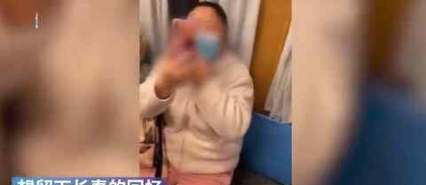 女孩穿露背装在有轨电车拍照遭斥责 惹无数网友看法不一