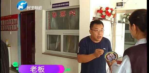 男子去洗澡在更衣室刚脱光衣服 转头看到电视上画面难以置信