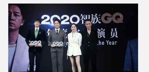 杨幂没走GQ台阶  穿运动鞋走红毯不愧是女王