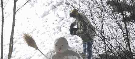 狗仔蹲两小时却只拍到王俊凯堆雪人 生图可爱堪比大片