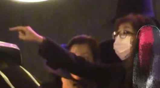 雷佳音被曝深夜与女友人当街聚餐搂抱 关系亲密非比寻常