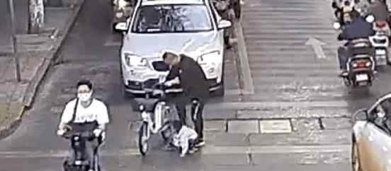 男子共享单车车筐装娃 骑行途中发生惊险一幕