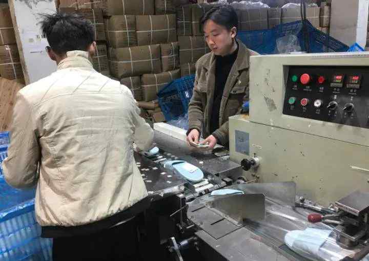 宁波一鞋厂组装工人往鞋里塞“小广告” 网友“求”曝光竟为购买？