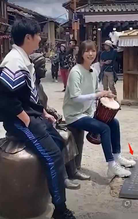 郭京飞王珞丹坐雕塑踩石碑 究竟发生了什么?