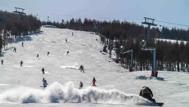 北大女生滑雪遇难：刹了两次没刹住 朋友圈里一片哀悼