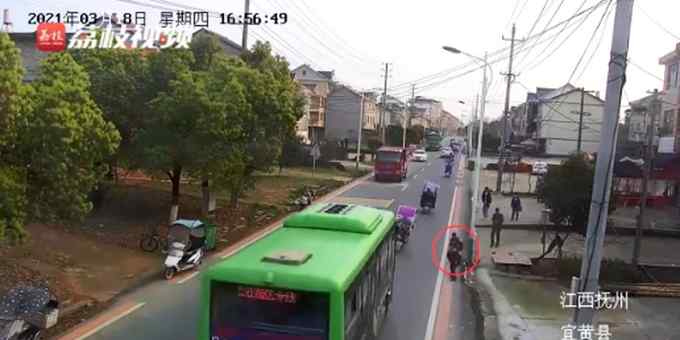悲剧！小学生飞奔过马路被撞身亡 监控拍下事发瞬间令人心痛