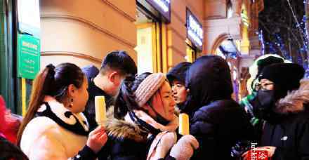 东北雪场首次迎来大批三亚游客 旅游工作者举牌高呼：欢迎三亚老铁