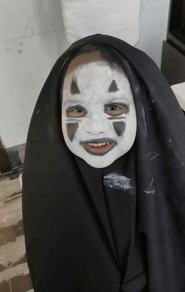 包贝尔包饺子无脸男造型 父女俩简直一模一样