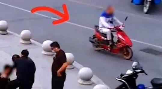 男子在路边围观抓捕现场 与民警对视一眼后悲剧了
