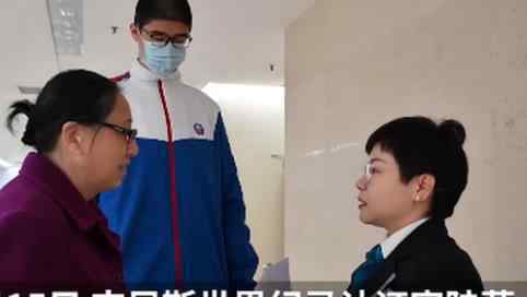 四川14岁男孩高221厘米 网友：这是巨人症吗