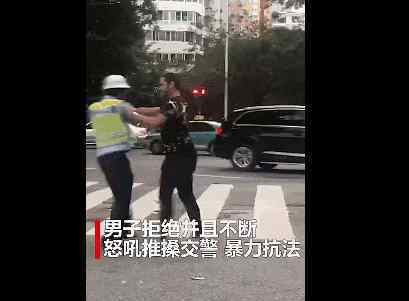 福州交巡警网 福州国际留学生骑电动车违规，推搡交警！他的这句话让网友怒了