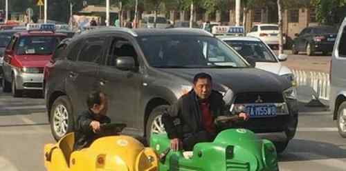 两男子马路开碰碰车 童心未泯惊呆路人