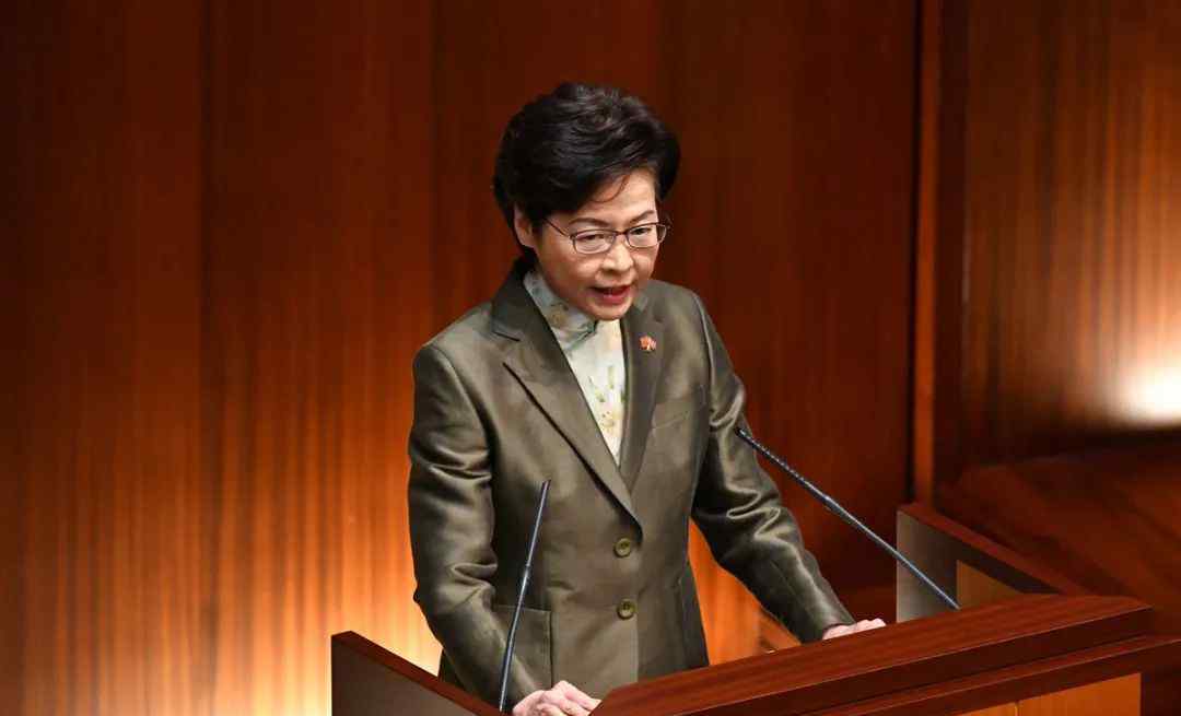 林郑月娥首次佩戴一国两制徽章 到底什么情况呢？