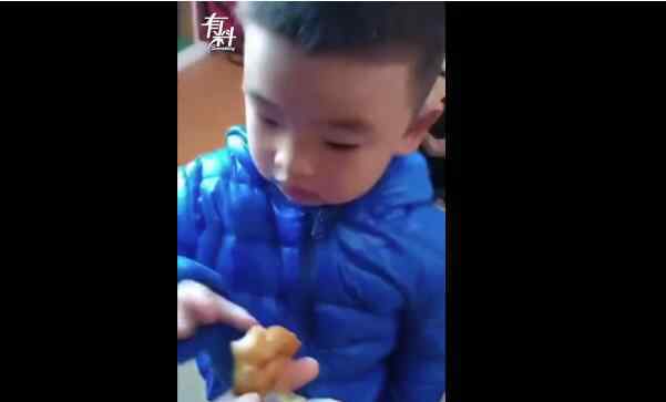 萌娃裤兜装油条带回家给爷爷吃 3岁小孩太孝顺了