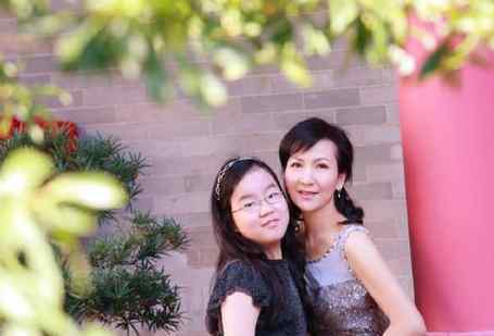 小青陈美琪与养女合影 气质优雅如兰似玉！