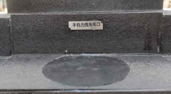 武汉街头出现可以给手机无线充电的新型路灯 再也不用担心在外手机没电了
