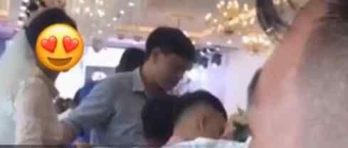 男子参加前女友婚礼时晒出亲密照 现场亲朋瞬间炸锅