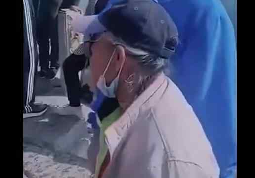 大爷怒斥千佛山抽烟男子 一句话令人解气
