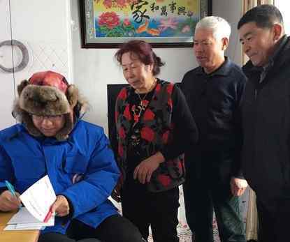大鹏回家乡上炕签名 网友赞乡村老干部的感觉