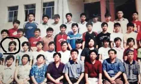 赵丽颖初中毕业照曝光 圆脸辫子这么多年无变化！
