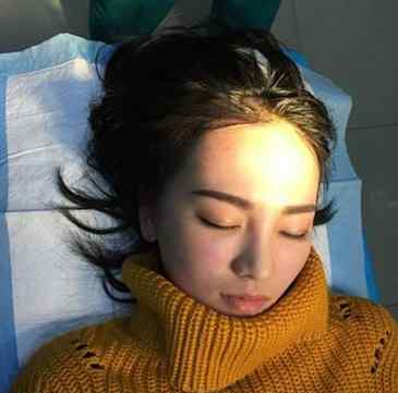武大校花拍戏被砸留伤女神怎么办？武大校花拍戏被砸被赞敬业！