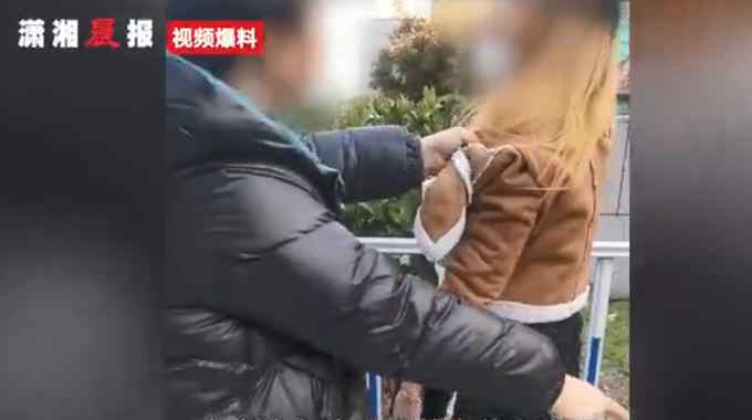 女子踢飞乞讨老人饭碗 被路人教训：凭什么把老人不当人？