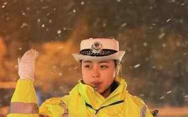 女交警撞脸陈妍希可爱爆棚 简直是双胞胎