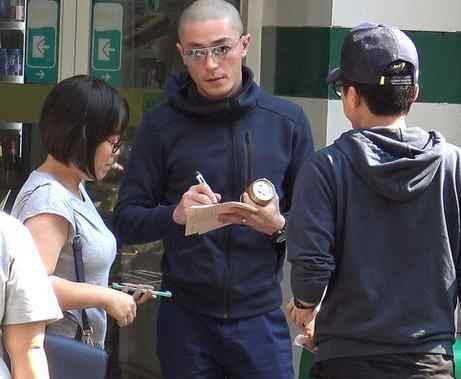 霍建华光头现身便利店买红牛 挑衅记者跟拍