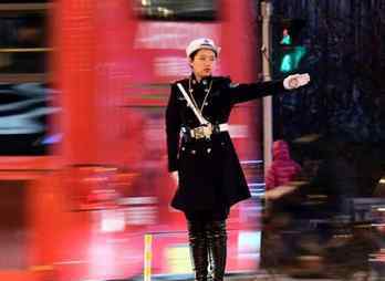 沈阳百名女交警街头风景 风衣长筒靴的正确打开方式