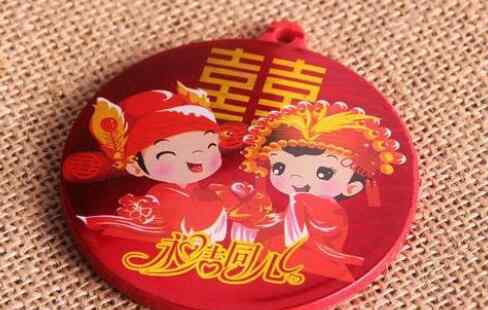 新娘出嫁时楼下突然出现横幅 众人看清上面的字脸色大变