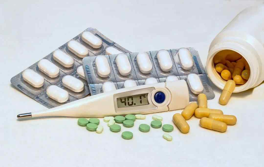喉咙痛会引起发烧吗 咽喉肿痛、咳嗽发烧就要用消炎药？掌握这些知识太重要了