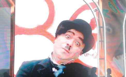川美校庆院长变身卓别林逗笑全场 网友：太可爱了