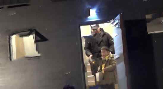陈思诚剧组拍戏忙得不可开交 佟丽娅带儿子温暖探班