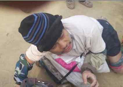 乞丐洗澡后换西服判若两人 乞丐洗澡后换西服华丽变身