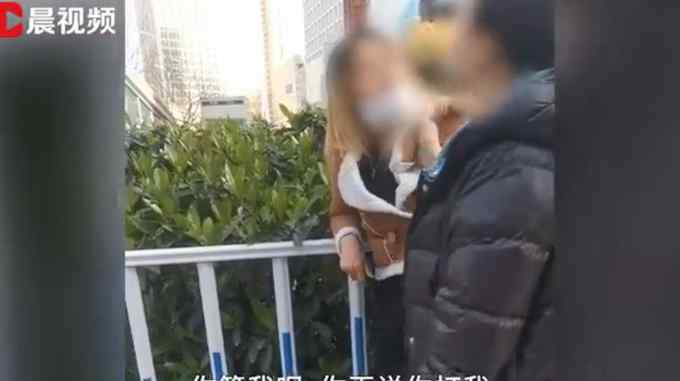 女子踢飞乞讨老人饭碗 被路人教训：凭什么把老人不当人？