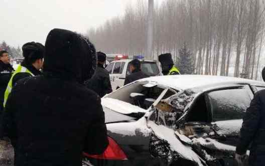 雪后气温明显下降 哈绥高速百车相撞