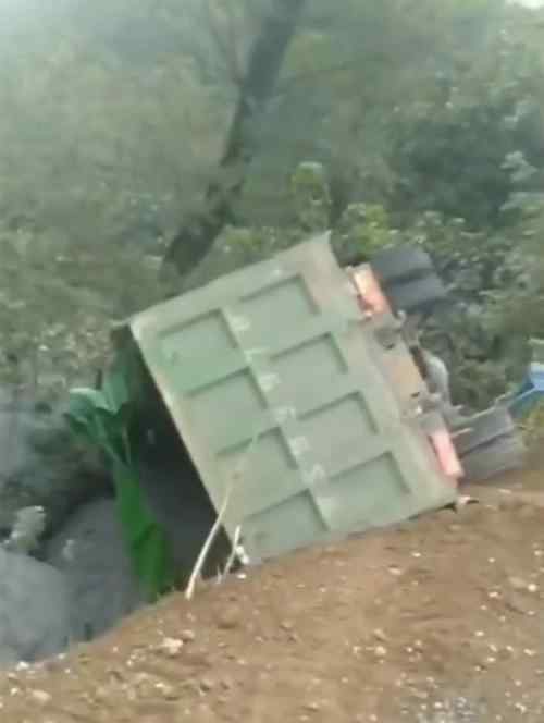 河南商城货车侧翻致8死11伤 事故原因是什么