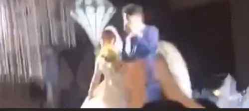 第一次“嫁人”很紧张新郎婚礼上下意识挽住新娘胳膊，网友乐坏了