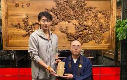 父亲去世后黄子韬首露面 晒出与僧人合影