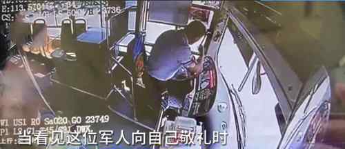 女军人过马路被礼让连行两个军礼致谢 司机随后反应 太可爱