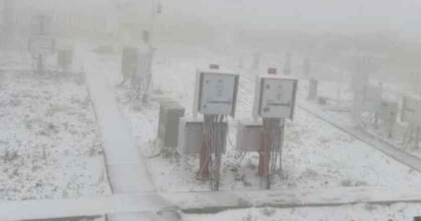 四川峨眉山迎入秋来第一场雪 最低气温达零下2.5度