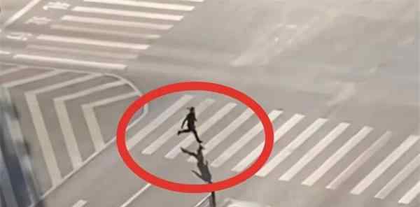 女孩每天狂奔踩点上班被老板拍下 网友调侃：这速度，不练进国家队可惜了