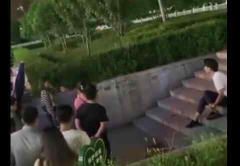 男子因彩礼当街暴打女友 得知背后真相心疼男子
