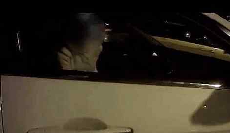 女司机撞飞6旬老人不下车 民警凑近看到车内意外一幕