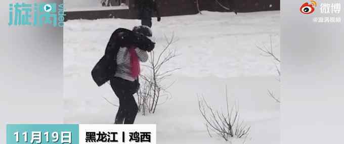 东北大妈用雪洗貂皮大衣 网友热评：东北真是个神奇的地方！