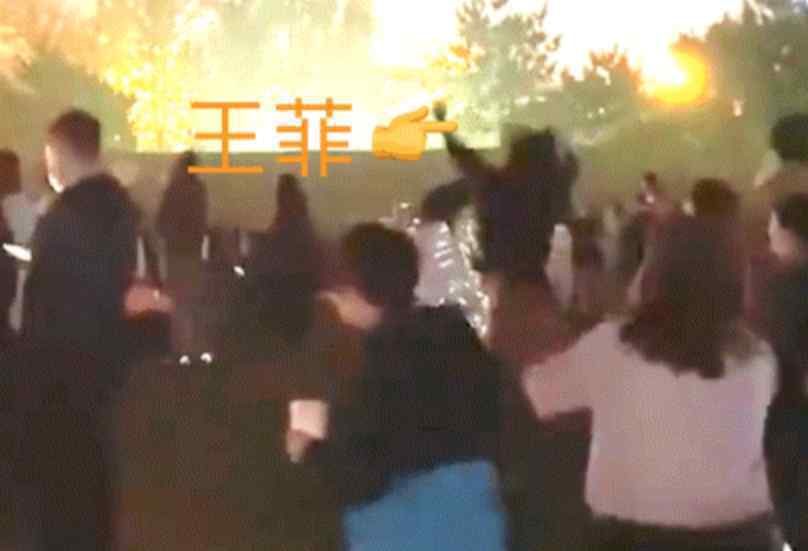 王菲在草莓音乐节把手机蹦丢了 网友：活力不输20岁的小姑娘